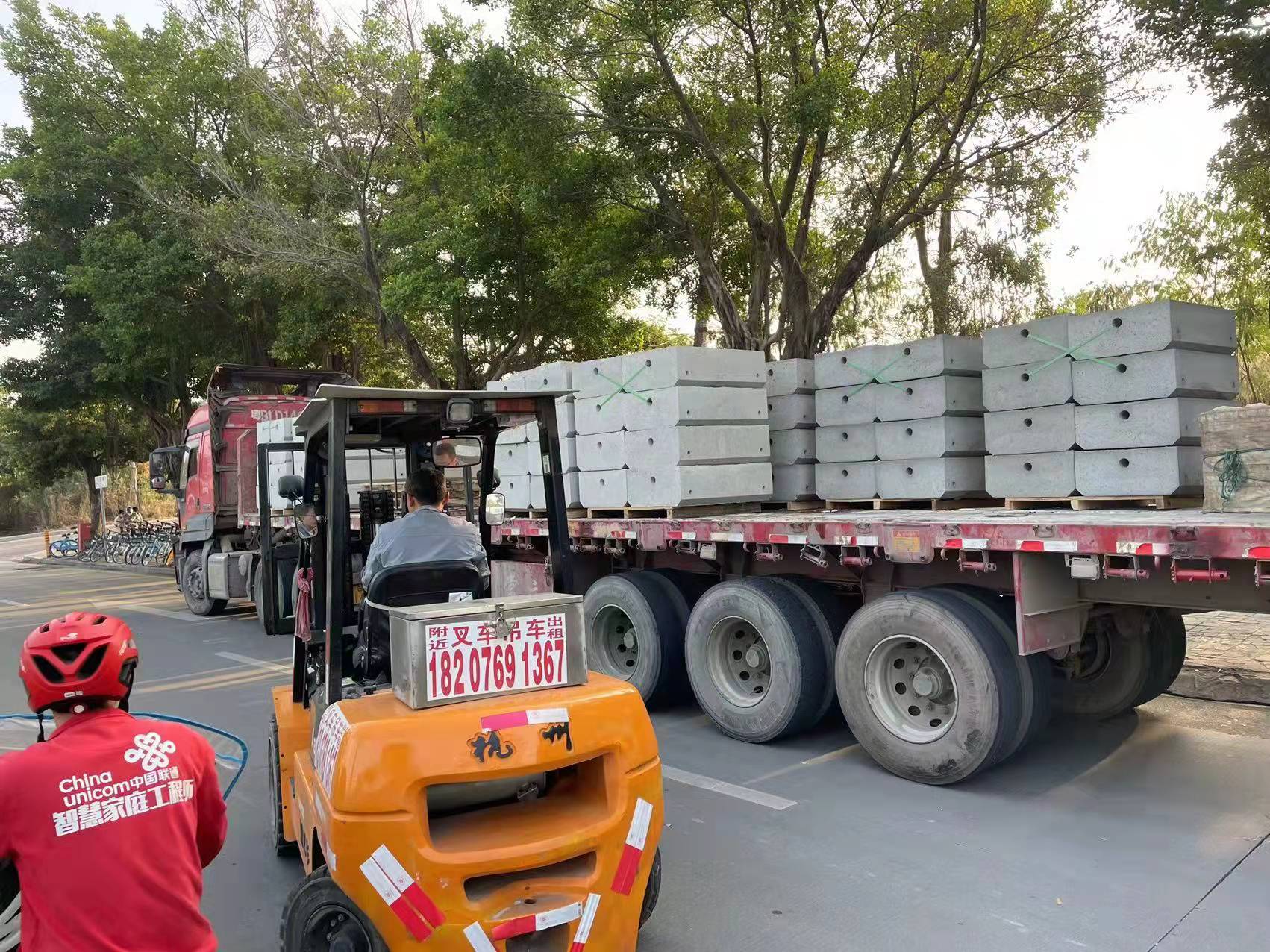 建筑工地的圍擋用的是什么材質(zhì)的材料??？